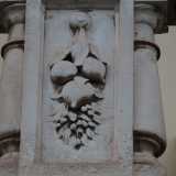 Su quest�ultimo spiccano dei pomi, presumibilmente dei melograni, che rafforzano il legame storico del palazzo con il mondo agricolo (foto di Arianna Susca)
